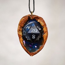 Anhänger DnD Würfel mit Walnuss