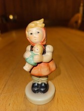 Hummel Figur Goebel - Mädchen mit Puppe  - gebraucht, sehr guter Zustand
