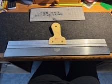 Tapezierschiene Beschneidelineal Tapezierhilfe 55cm Kunststoffgriff  Bonum