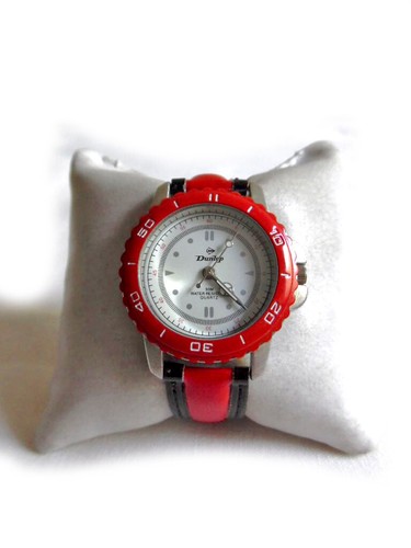 Rote armbanduhr von - von, dunlop
