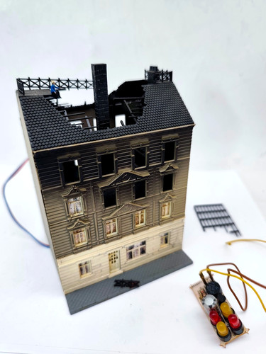Pola 348 brennendes haus mit - n,