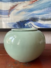 Seladongrüne Vase Porzellan/Keramik mit Einsatz Blumensteckigel