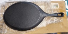 Gusseisen Servierpfanne mit Serviergriff und Holzuntersetzer