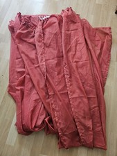 Vier rote Vorhangschals