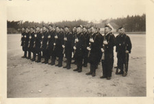 Antritt mit Gewehre in schwarze Uniformen Wehrmacht 2WK Foto Oschatz