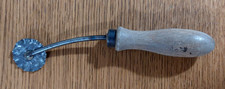 Antiker Teigschneider / Teigrädchen mit Holzgriff