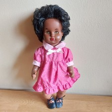 Süße dunkelhäutige Puppe