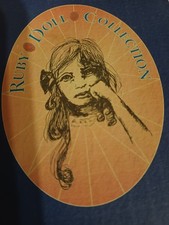 Porzellanpuppe aus der Ruby Doll Collection
