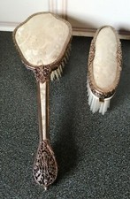 Set 2 viktorianische Kleiderbürsten - ein gestalteter Messinggittergriff. W-370 g. Getragen