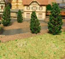 20 dunkelgrüne Tannen