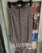 Knielanger enger Rock