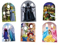 PARTYSTÄNDER IN LEBENSGROSSER FOTOREQUISITE AUSSCHNITT DEKORATION FILM THEMA KINDER ERWACHSENE SPASS