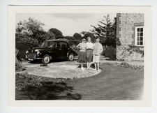 G912 Drei Frauen posieren vor