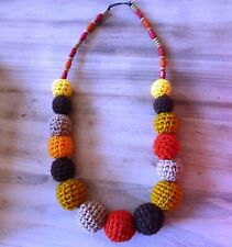 Gestrickte Kette Halskette Handarbeit bunt farbenfroh Wolle Holz Kugeln 75 cm.