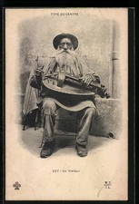 Alter Mann spielt auf einer