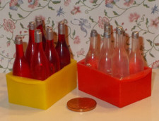 Kaufladen Zubehör 2 Getränke Kisten / Kästen mit 12 Flaschen Kunststoff MINIATUR