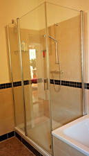Brausewanne "IDEAL Standard" und Eck-Duschkabine "KERMI"