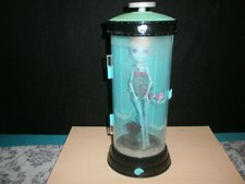 Monster High Lagoona Blue Wasserstation/Hydration Dead Tired + Puppe 2010 Mattel