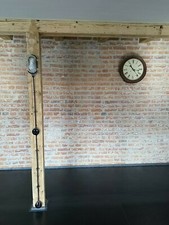 Alte Schuluhr mit Schlagwerk