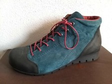 Think! Boots Modell Menscha