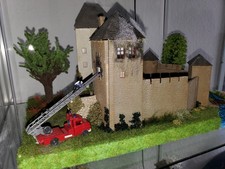 Feuerwehr auf der Burg Feuerstein Diorama Figuren Landschaft H0 1:87 begrünt