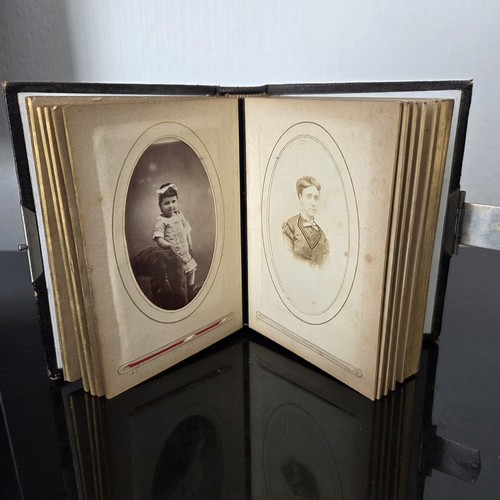 Altes fotoalbum aus leder mit - altes,