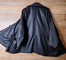 in sein mit Lederjacke von Segnaro - schwarz - groß / weit - Lagenlook - Mantel