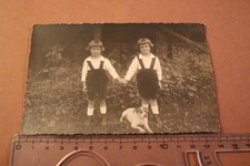 tolles altes Foto - Zwillinge mit HUnd , Terrier  20-30er Jahre 