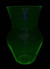 Alte Vase aus Uranglas (stark