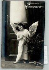 39891334 - Kind als Engel verkleidet mit Weihnachtsbaum Weihnachten 1910