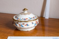 Dose mit Deckel mit Blumen von