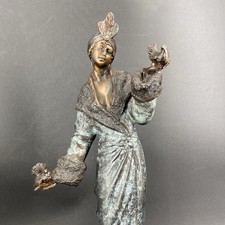 Bronzeskulptur Frau mit