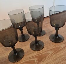 Fünf Weingläser in grau von Ikea