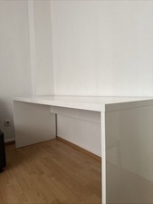 Tisch mit 4 Stühlen