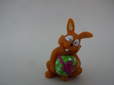 Ostern / Deko Figur / Osterhase mit grünen Ei mit lila Schleife