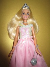 B1367) BLONDE BARBIE PRINZESSIN MATTEL KRONE+OHRRINGE+KETTE+KLEID+SCHUHE+TASCHE