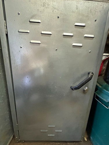 Sattelschrank aus metall - sattelschrank,