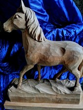 Sehr schönes massives, handgearbeitetes *Holzpferd /Statue auf Sockel