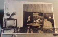 Altes Foto Frauen an Hausbar