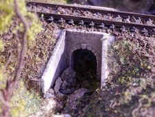 Durchlass im Bahndamm, schmal