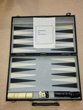 Schönes Backgammon-Spiel im schwarzen Koffer