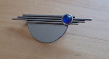 silberfarbene Brosche mit