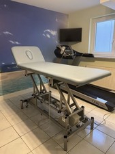 Elektrische Behandlungsliege