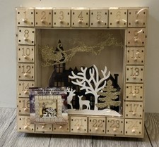 Holz Adventskalender LED-Beleuchtung 30x30x6,5cm Rentiere Schlitten B-WARE(R9A)