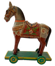Holzpferd auf Rädern