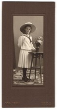 Fotografie Max Holdt, Pirna a. E., Mädchen im weißen Kleid mit Matrosenknoten u 