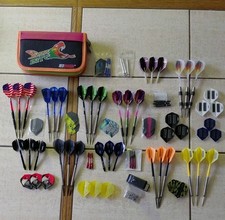  STEELDARTS  - KONVOLUT VON 8 STEELDARTSSÄTZEN PLUS DARTZUBEHÖR!! TOP !!???
