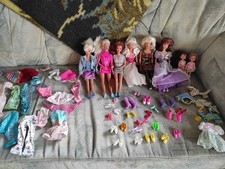 Barbies Shellys mit Verschiedenen Outfits und Schuhen
