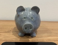 Sparschwein aus Ton, blau