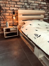 Hängender Nachttisch aus